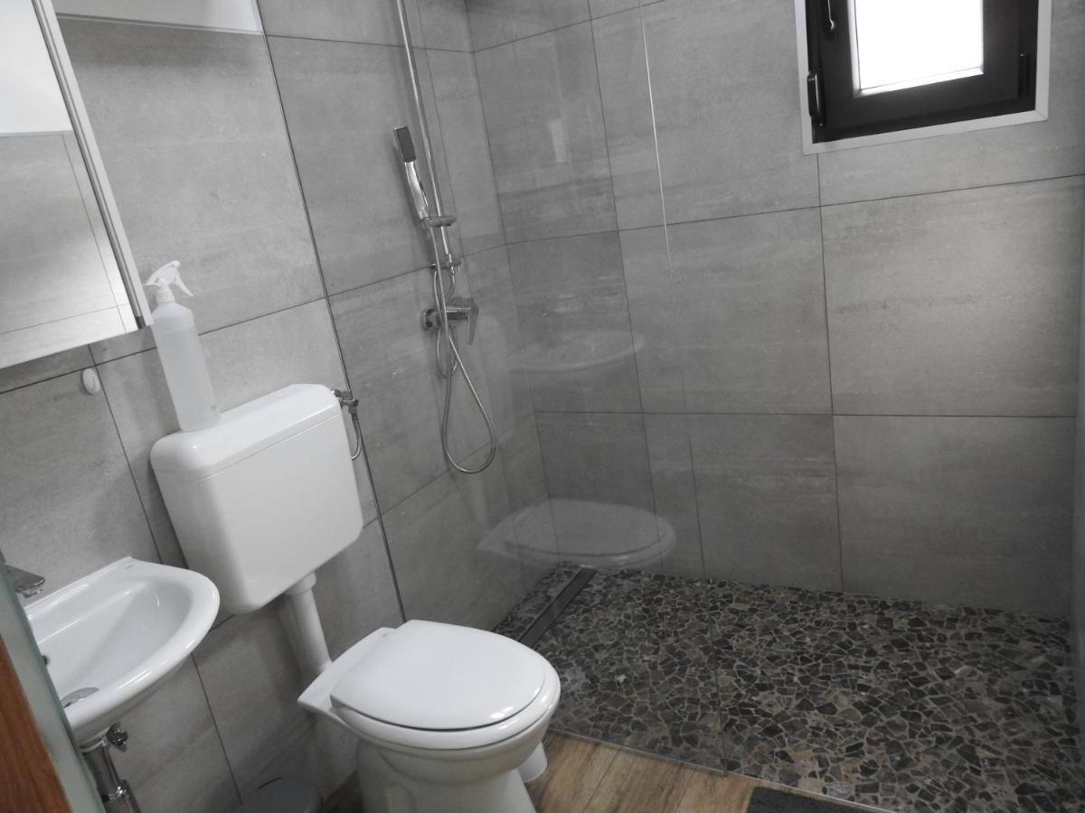 Pocitniski Hisici - Small Holiday Houses Ajdovščina Екстериор снимка